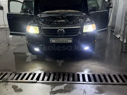 Volkswagen Touareg 2004 года за 4 500 000 тг. в Алматы – фото 3
