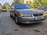 Toyota Camry 2000 года за 3 100 000 тг. в Алматы – фото 2