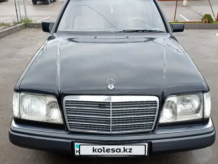 Mercedes-Benz E 200 1993 года за 2 124 000 тг. в Алматы – фото 5