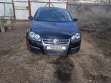 Volkswagen Jetta 2005 года за 4 000 000 тг. в Уральск – фото 3