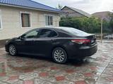 Toyota Camry 2018 года за 9 000 000 тг. в Актобе – фото 2