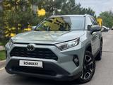 Toyota RAV4 2021 года за 13 800 000 тг. в Алматы – фото 2