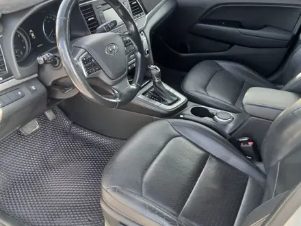 Hyundai Elantra 2017 года за 8 000 000 тг. в Актау – фото 5