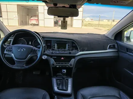 Hyundai Elantra 2017 года за 8 000 000 тг. в Актау – фото 6