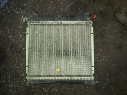 Радиатор основной мерседес 124 МКПП за 25 000 тг. в Караганда – фото 2