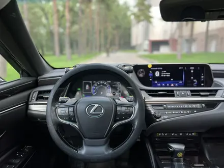 Lexus ES 300h 2020 года за 25 800 000 тг. в Алматы – фото 40