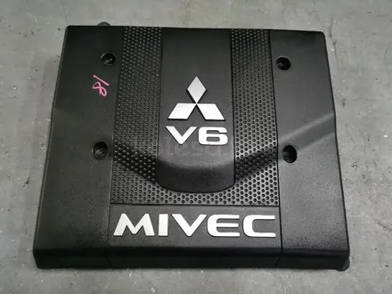 Крышка двигателя пластиковая MIVEC на Мицубиси (Mitsubishi) Паджеро 4 3.8 за 20 000 тг. в Алматы