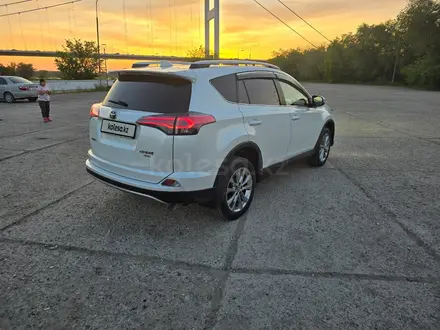 Toyota RAV4 2018 года за 13 200 000 тг. в Семей