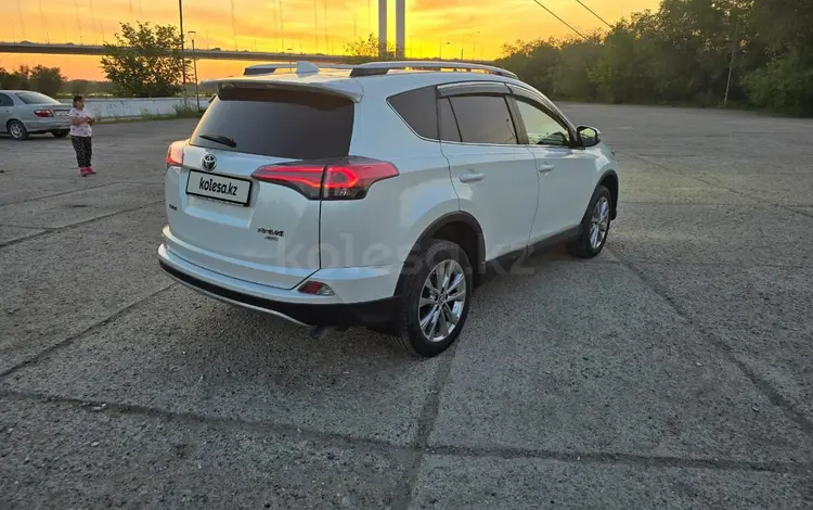 Toyota RAV4 2018 года за 13 200 000 тг. в Семей