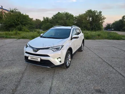 Toyota RAV4 2018 года за 13 200 000 тг. в Семей – фото 4