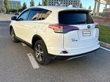 Toyota RAV4 2018 года за 13 000 000 тг. в Атырау – фото 2