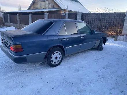 Mercedes-Benz E 200 1993 года за 1 350 000 тг. в Сарыозек – фото 3