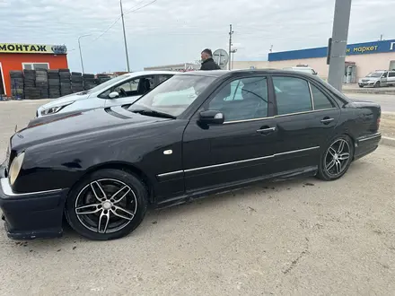 Mercedes-Benz E 280 1997 года за 2 800 000 тг. в Актау – фото 3