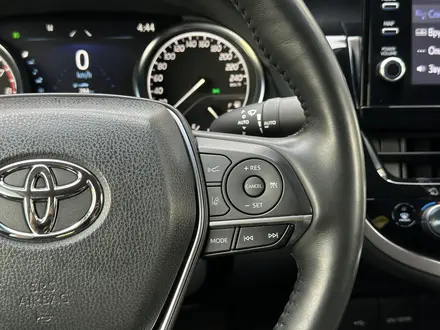Toyota Camry 2023 года за 15 500 000 тг. в Атырау – фото 21