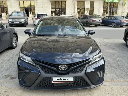 Toyota Camry 2019 года за 8 990 000 тг. в Актау – фото 2