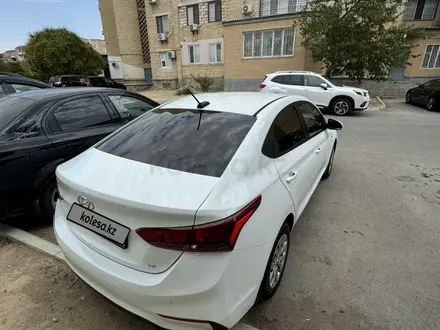 Hyundai Accent 2018 года за 7 500 000 тг. в Актау – фото 2