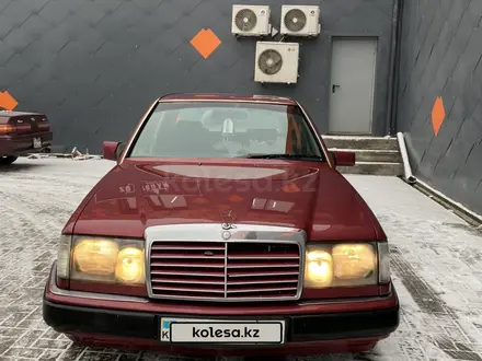 Mercedes-Benz E 220 1992 года за 1 450 000 тг. в Алматы