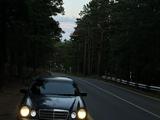 Mercedes-Benz E 230 1995 года за 2 600 000 тг. в Караганда – фото 2