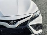 Toyota Camry 2021 года за 13 500 000 тг. в Алматы – фото 2