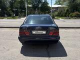 Mercedes-Benz E 240 1998 года за 3 300 000 тг. в Шымкент – фото 3