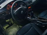 BMW 330 2006 года за 6 000 000 тг. в Атырау – фото 2