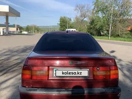 Volkswagen Passat 1994 года за 1 200 000 тг. в Есик – фото 2
