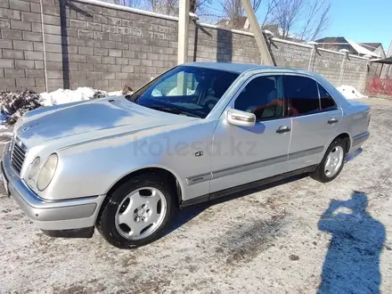 Mercedes-Benz E 200 1997 года за 2 400 000 тг. в Алматы – фото 3