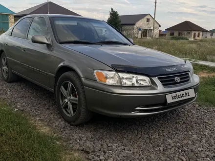 Toyota Camry 2000 года за 3 700 000 тг. в Актобе – фото 2