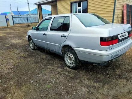 Volkswagen Vento 1996 года за 1 700 000 тг. в Актобе – фото 2