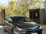 Toyota Camry 2015 года за 7 500 000 тг. в Уральск – фото 2