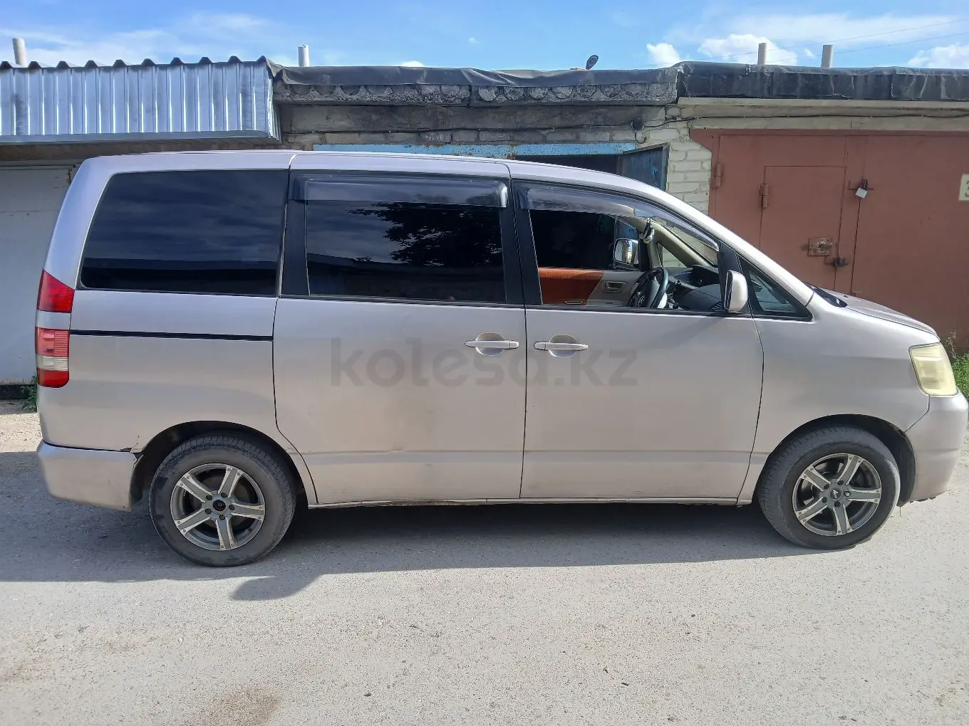 Toyota Noah, 2004