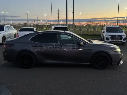 Toyota Camry 2021 года за 13 000 000 тг. в Семей – фото 4