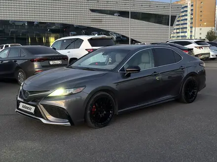 Toyota Camry 2021 года за 13 000 000 тг. в Семей – фото 2