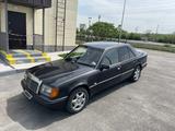 Mercedes-Benz E 220 1990 года за 1 450 000 тг. в Талдыкорган