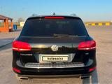 Volkswagen Touareg 2012 года за 9 999 999 тг. в Астана – фото 3