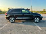 Volkswagen Touareg 2012 года за 9 999 999 тг. в Астана – фото 2