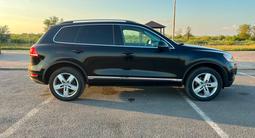 Volkswagen Touareg 2012 года за 10 454 444 тг. в Астана – фото 2