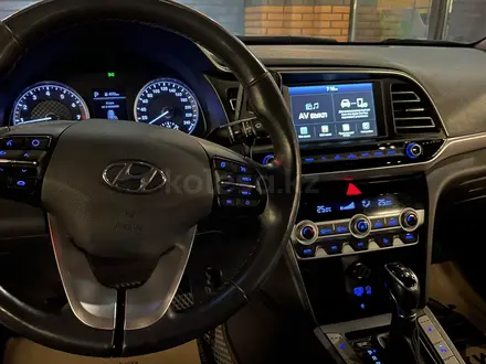 Hyundai Elantra 2019 года за 10 700 000 тг. в Алматы – фото 12