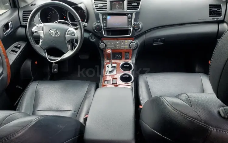 Toyota Highlander 2013 года за 9 000 000 тг. в Атырау