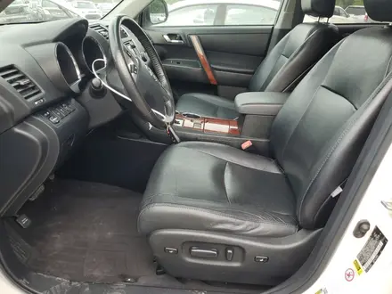 Toyota Highlander 2013 года за 9 000 000 тг. в Атырау – фото 2