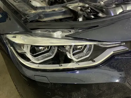 Стекла Фар Бмв Ф30 BMW F30 за 25 000 тг. в Астана – фото 3