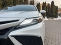 Toyota Camry 2021 года за 15 200 000 тг. в Алматы – фото 31