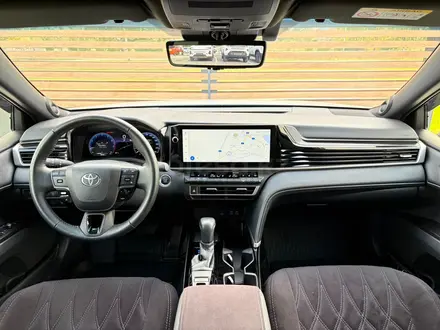 Toyota Camry Luxe 2025 года за 20 590 000 тг. в Кокшетау – фото 17
