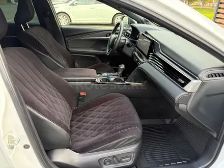 Toyota Camry Luxe 2025 года за 20 590 000 тг. в Кокшетау – фото 16