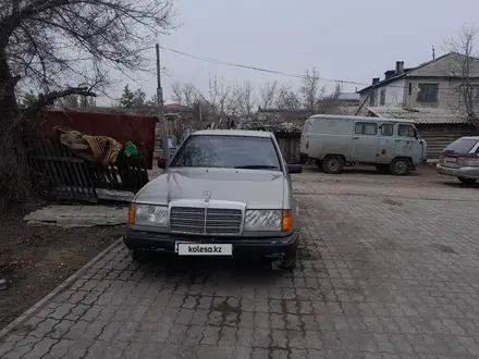 Mercedes-Benz E 260 1988 года за 1 100 000 тг. в Павлодар – фото 2