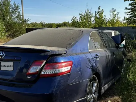 Toyota Camry 2011 года за 10 000 тг. в Уральск – фото 2