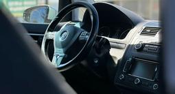 Volkswagen Touran 2011 года за 3 100 000 тг. в Уральск – фото 3
