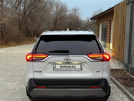 Toyota RAV4 2021 года за 15 800 000 тг. в Актобе – фото 7