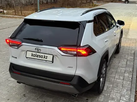 Toyota RAV4 2021 года за 15 800 000 тг. в Актобе – фото 8
