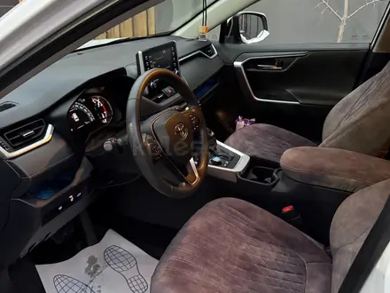 Toyota RAV4 2021 года за 15 800 000 тг. в Актобе – фото 12